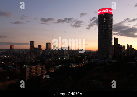 Un paysage de Johannesburg CBD et Hillbrow au crépuscule. Banque D'Images