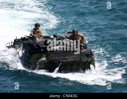 Les Marines avec l'équipe de débarquement du bataillon 1er Bataillon, 2e Régiment maritime, 24e unité expéditionnaire maritime, naviguent dans l'eau avant de charger leur véhicule amphibie d'assaut sur l'USS New York, le 29 mars 2012, avant de se lancer dans un déploiement de huit mois prévu. Le 24e MEU, en partenariat avec le groupe Iwo Jima amphibie Ready de la Marine, est déployé sur les théâtres d'opérations européen et central de commandement pour servir de réserve de théâtre et de force de réponse aux crises capable d'une variété de missions allant des opérations de combat à grande échelle à l'aide humanitaire et aux secours en cas de catastrophe. Banque D'Images