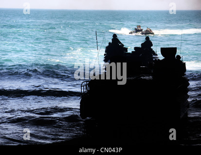 Les Marines avec l'équipe de débarquement du bataillon 1er Bataillon, 2e Régiment maritime, 24e unité expéditionnaire maritime, naviguent dans l'eau avant de charger leur véhicule amphibie d'assaut sur l'USS New York, le 29 mars 2012, avant de se lancer dans un déploiement de huit mois prévu. Le 24e MEU, en partenariat avec le groupe Iwo Jima amphibie Ready de la Marine, est déployé sur les théâtres d'opérations européen et central de commandement pour servir de réserve de théâtre et de force de réponse aux crises capable d'une variété de missions allant des opérations de combat à grande échelle à l'aide humanitaire et aux secours en cas de catastrophe. Banque D'Images