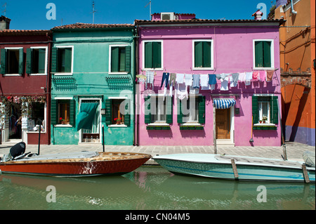 Les maisons et les bateaux et leurs reflets dans les canaux de Burano, Italie Banque D'Images