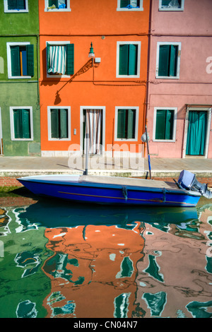 Les maisons et les bateaux et leurs reflets dans les canaux de Burano, Italie Banque D'Images