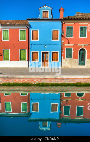 Les maisons et leurs reflets dans les canaux de Burano, Italie Banque D'Images