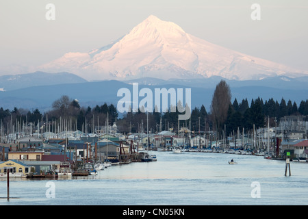 Boat House vivant le long du fleuve Columbia avec Mount Hood Banque D'Images