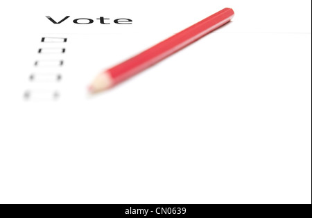 Le bulletin de vote avec crayon rouge pour faire des choix Banque D'Images