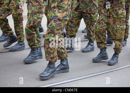 Militaires, hommes marchant sur la parade Banque D'Images