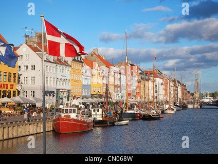 Copenhague, Danemark - 25 août : des personnes non identifiées, profitant du beau temps à ouvrir ses cafés de la célèbre promenade de Nyhavn, le 25 août 2010 à Copenhague, Danemark Banque D'Images