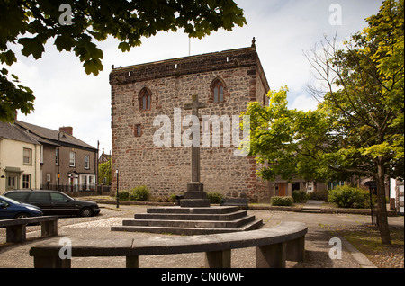 UK, Cumbria, Dalton de Furness, croix à côté du marché le Château Banque D'Images