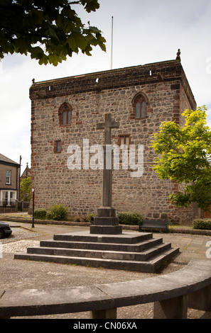 UK, Cumbria, Dalton de Furness, croix à côté du marché le Château Banque D'Images