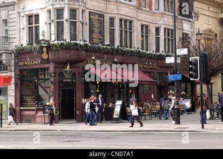 Le Pub Wellington au Strand London Banque D'Images