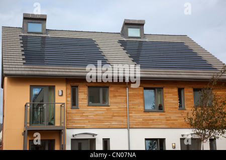 L'Angleterre, West Sussex, Chichester, Graylingwell, parc des logements modernes avec des panneaux solaires de manière transparente dans un mélange de tuiles. Banque D'Images