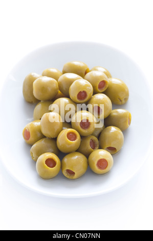 Olives vertes farcies dénoyautées avec pimento Banque D'Images