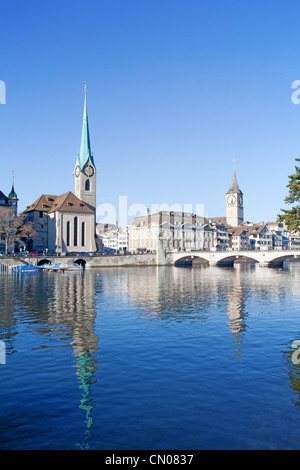 Et de St Pierre Fraumunster églises au fil de la rivière Limmat à Zurich, Suisse Banque D'Images