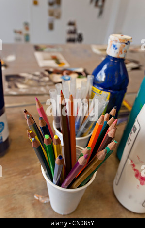 Certains crayons de couleur, crayons et stylos prêt pour une classe d'art et de dessin Banque D'Images