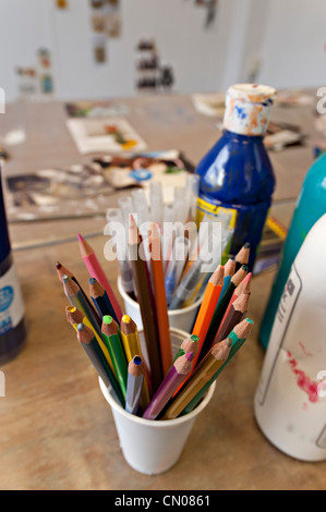 Certains crayons de couleur, crayons et stylos prêt pour une classe d'art et de dessin Banque D'Images