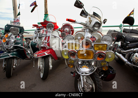 L'Angleterre, l'East Sussex, Brighton, richement décorés de cyclomoteurs sur Madeira Drive au cours de moto festival. Banque D'Images