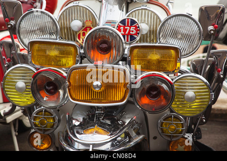 L'Angleterre, l'East Sussex, Brighton, richement décorés de cyclomoteurs sur Madeira Drive au cours de moto festival. Banque D'Images