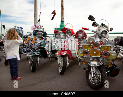 L'Angleterre, l'East Sussex, Brighton, richement décorés de cyclomoteurs sur Madeira Drive au cours de moto festival. Banque D'Images