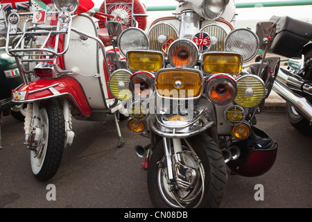 L'Angleterre, l'East Sussex, Brighton, richement décorés de cyclomoteurs sur Madeira Drive au cours de moto festival. Banque D'Images