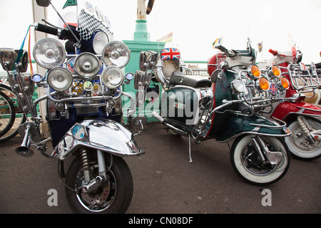 L'Angleterre, l'East Sussex, Brighton, richement décorés de cyclomoteurs sur Madeira Drive au cours de moto festival. Banque D'Images