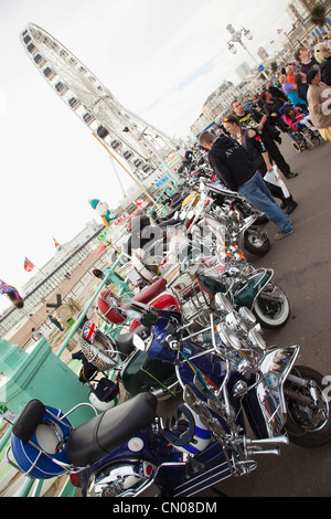 L'Angleterre, l'East Sussex, Brighton, richement décorés de cyclomoteurs sur Madeira Drive au cours de moto festival. Banque D'Images