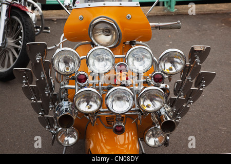 L'Angleterre, l'East Sussex, Brighton, richement décorés de cyclomoteurs sur Madeira Drive au cours de moto festival. Banque D'Images