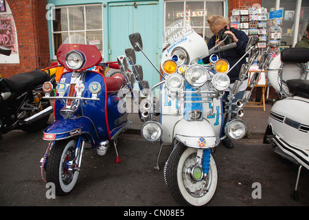 L'Angleterre, l'East Sussex, Brighton, richement décorés de cyclomoteurs sur Madeira Drive au cours de moto festival. Banque D'Images