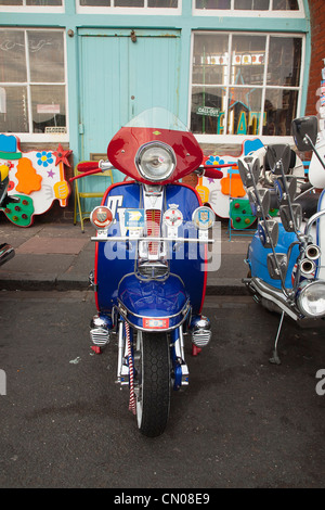 L'Angleterre, l'East Sussex, Brighton, richement décorés de cyclomoteurs sur Madeira Drive au cours de moto festival. Banque D'Images