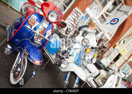 L'Angleterre, l'East Sussex, Brighton, richement décorés de cyclomoteurs sur Madeira Drive au cours de moto festival. Banque D'Images