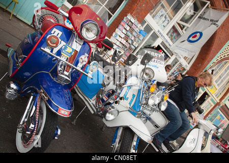 L'Angleterre, l'East Sussex, Brighton, richement décorés de cyclomoteurs sur Madeira Drive au cours de moto festival. Banque D'Images