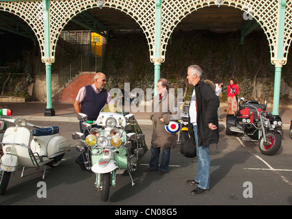 L'Angleterre, l'East Sussex, Brighton, richement décorés de cyclomoteurs sur Madeira Drive au cours de moto festival. Banque D'Images