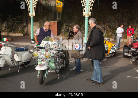 L'Angleterre, l'East Sussex, Brighton, richement décorés de cyclomoteurs sur Madeira Drive au cours de moto festival. Banque D'Images