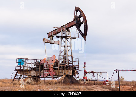 Pompe à huile usés et rouillés et tuyau Banque D'Images