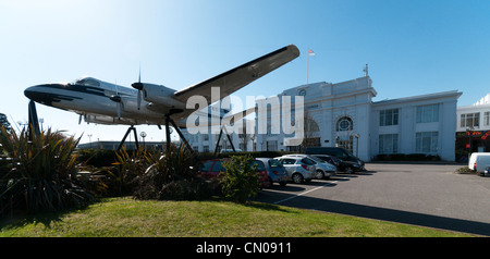 Un avion s'étendant sur l'entrée de la maison de l'aéroport, le terminal de l'origine de l'ancien aéroport de Croydon. Banque D'Images