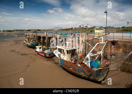 UK, Cumbria, Barrow in Furness, bateaux de pêche amarrés au quai de travail à marée basse Banque D'Images