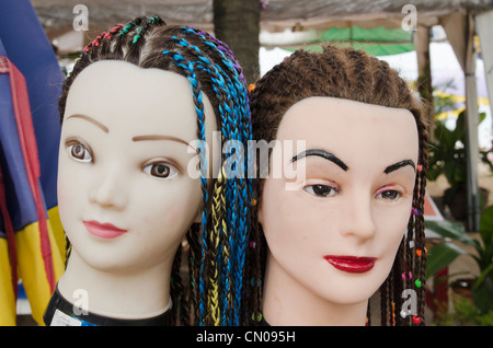 Têtes de mannequin avec tressage de cheveux, publicité services disponibles le long de plage de Kamala à Phuket, Thaïlande Banque D'Images