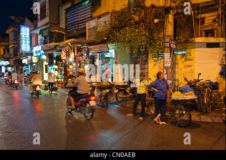 Les vendeurs de rue la nuit, Hanoi, Vietnam Banque D'Images