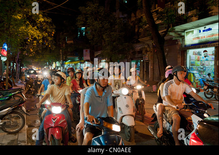 Les cyclomotoristes dans un embouteillage de nuit. Hanoi, Vietnam Banque D'Images