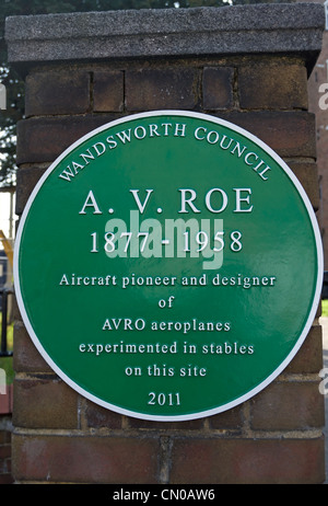 Conseil de Wandsworth plaque vert marquant l'emplacement de l'écuries utilisées par un pionnier de l'aviation v re, Putney, Londres, Angleterre Banque D'Images