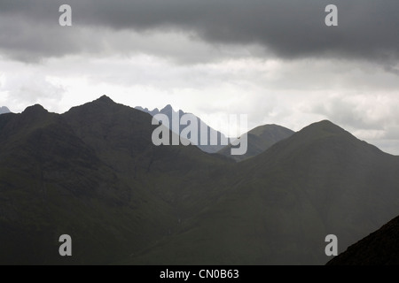 Passant au-dessus des nuages de couvaison Cuillin rouges de Beinn Dearg Mhor Broadford Isle of Skye Ecosse Banque D'Images