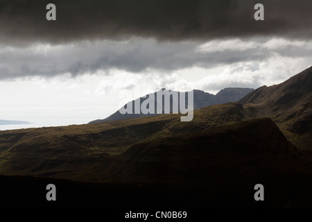 Passant au-dessus des nuages de couvaison Bla bheinn avec les Cuillin en arrière-plan de Beinn Dearg Mhor Broadford Isle of Skye Ecosse Banque D'Images