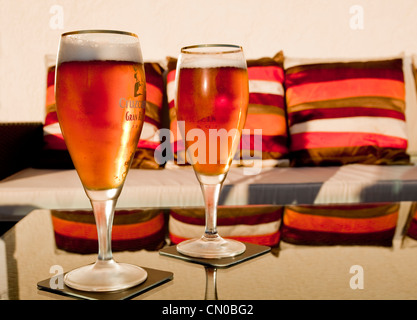 Deux verres de bière froide sur une table en verre, Costa Blanca, Espagne. Banque D'Images