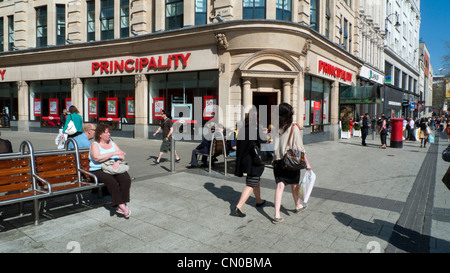 Les piétons circulant au-delà de la Principauté Building Society sur Queen Street et le monastère Cardiff Wales UK Banque D'Images