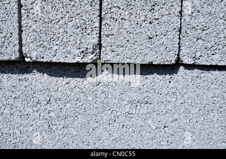 Détail détaillé des blocs de construction en béton sur le chantier de construction. Métaphore Industrie de la construction au Royaume-Uni, fournitures de construction, matériaux de construction. Banque D'Images