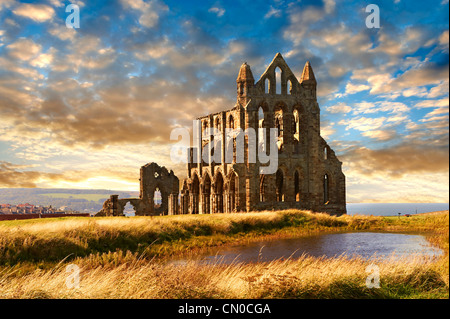 Gothique médiévale au coucher du soleil, l'abbaye de Whitby Whitby, North Yrokshire, Angleterre Banque D'Images