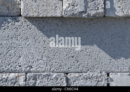 Détail détaillé des blocs de construction en béton sur le chantier de construction. Métaphore Industrie de la construction au Royaume-Uni, fournitures de construction, matériaux de construction. Banque D'Images