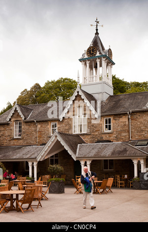 UK, Cumbria, Grange Over Sands, Holker Hall courtyard, restaurant et boutique de cadeaux Banque D'Images