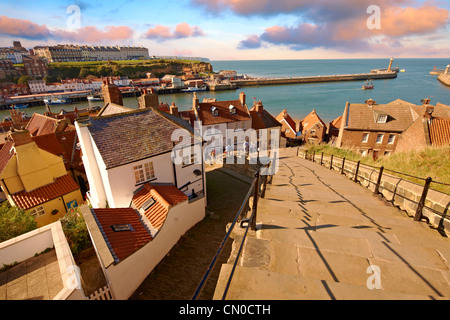 199 marches donnant sur le port de Whitby. North Yorkshire, Angleterre Banque D'Images