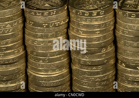 Fermer détail de l'ancien style empilés UK Pound (£ 1) pièces de monnaie. Concept Livre sterling / euro dollar. Banque D'Images