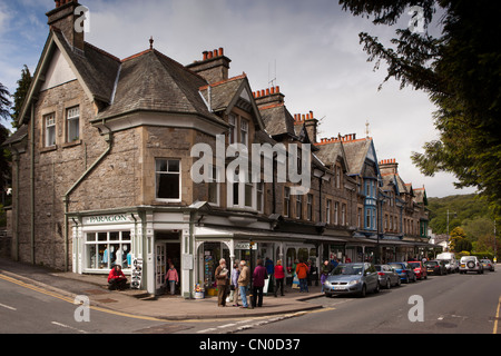 UK, Cumbria, Grange Over Sands, boutiques de la rue principale Banque D'Images