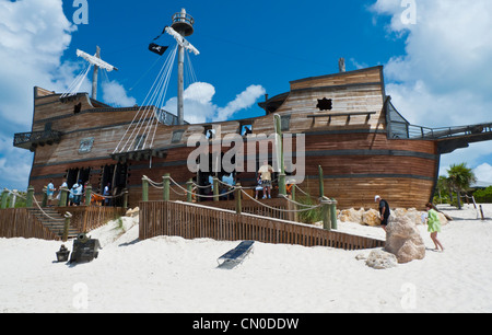 Un bateau pirate bar à thème sur la ligne de croisière de l'île appartenant à Half Moon Cay aux Bahamas Banque D'Images